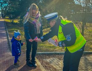 Policjanci w trakcie akcji walentynkowej.