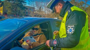 Policjanci w trakcie akcji walentynkowej.