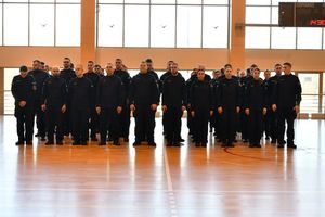 Policjanci w trakcie uroczystości zakończenia kursu.