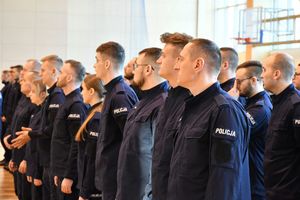 Policjanci w trakcie uroczystości zakończenia kursu.