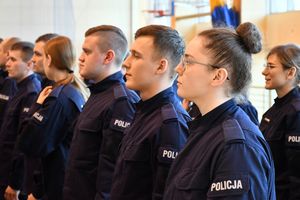 Policjanci w trakcie uroczystości zakończenia kursu.