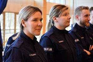 Policjanci w trakcie uroczystości zakończenia kursu.