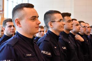 Policjanci w trakcie uroczystości zakończenia kursu.