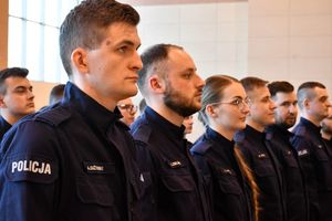 Policjanci w trakcie uroczystości zakończenia kursu.