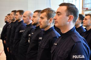 Policjanci w trakcie uroczystości zakończenia kursu.