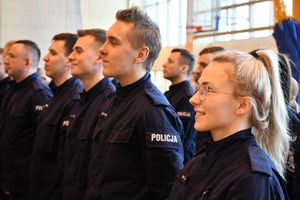 Policjanci w trakcie uroczystości zakończenia kursu.