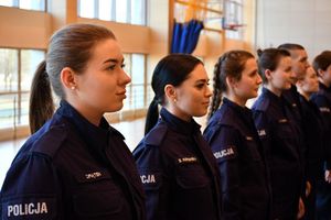 Policjanci w trakcie uroczystości zakończenia kursu.