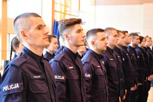Policjanci w trakcie uroczystości zakończenia kursu.