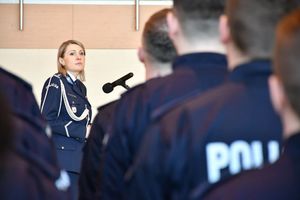 Policjanci w trakcie uroczystości zakończenia kursu.