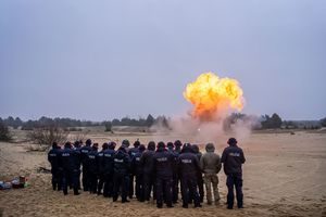 Pirotechnicy w trakcie zajęć na poligonie.