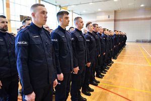 Policjanci w trakcie uroczystości rozpoczęcia szkolenia.