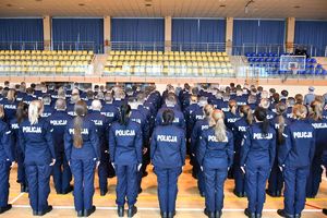 Policjanci w trakcie uroczystości rozpoczęcia szkolenia.