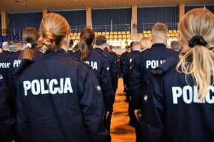 Policjanci w trakcie uroczystości rozpoczęcia szkolenia.