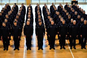 Policjanci w trakcie uroczystości rozpoczęcia szkolenia.