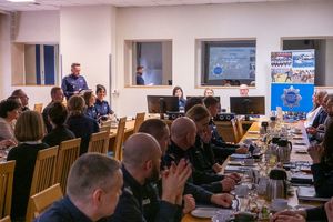 Policjanci w trakcie odprawy.