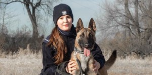 Policjantka z psem policyjnym