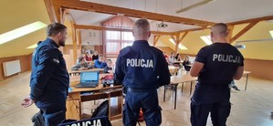 Policjanci w trakcie spotkania z uczniami.