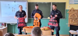 Policjanci w trakcie spotkania z uczniami.