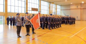 Policjanci w trakcie uroczystości zakończenia szkolenia.