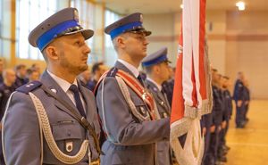 Policjanci w trakcie uroczystości zakończenia szkolenia.