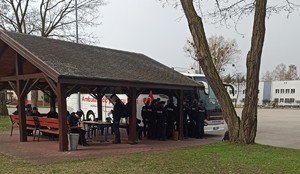 Policjanci w trakcie oddawania krwi.