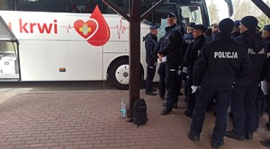Policjanci w trakcie oddawania krwi.