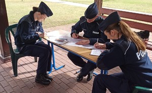 Policjanci w trakcie oddawania krwi.