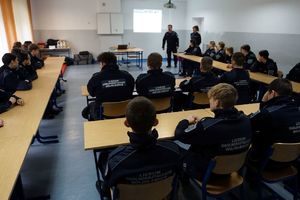 Uczniowie klasy mundurowej w trakcie zajęć z policjantami oraz w trakcie pokazu umiejętności psów służbowych.
