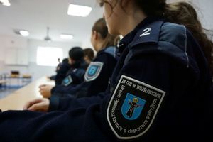 Uczniowie klasy mundurowej w trakcie zajęć z policjantami oraz w trakcie pokazu umiejętności psów służbowych.