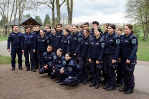 Uczniowie klasy mundurowej w trakcie zajęć z policjantami oraz w trakcie pokazu umiejętności psów służbowych.