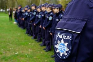 Uczniowie klasy mundurowej w trakcie zajęć z policjantami oraz w trakcie pokazu umiejętności psów służbowych.