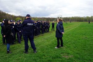 Uczniowie klasy mundurowej w trakcie zajęć z policjantami oraz w trakcie pokazu umiejętności psów służbowych.