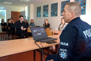 Studenci w trakcie wizyty. Policjanci wspólnie z psami służbowymi prezentują wyszkolenie czworonogów.