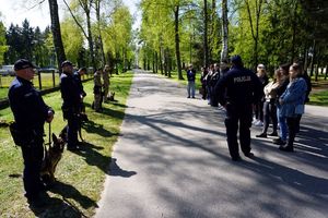 Studenci w trakcie wizyty. Policjanci wspólnie z psami służbowymi prezentują wyszkolenie czworonogów.