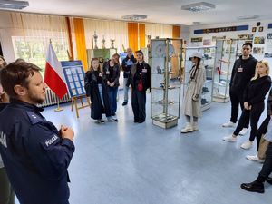 Studenci w trakcie wizyty. Policjanci wspólnie z psami służbowymi prezentują wyszkolenie czworonogów.